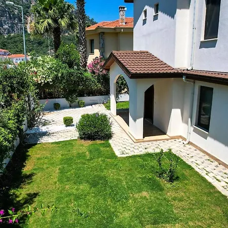 Luxury 5 Minutes From Scenic Town Center And River 别墅