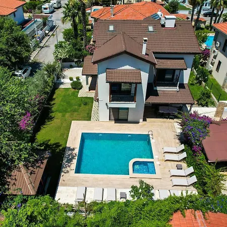 Luxury 5 Minutes From Scenic Town Center And River 别墅